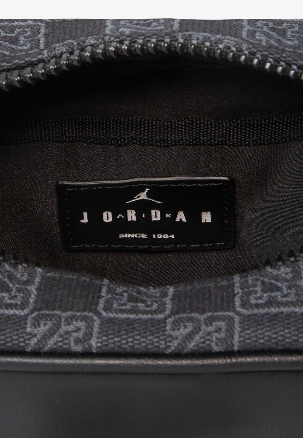 

Сумка через плечо JAM 23 MONOGRAM CAMERA BAG Jordan, черный