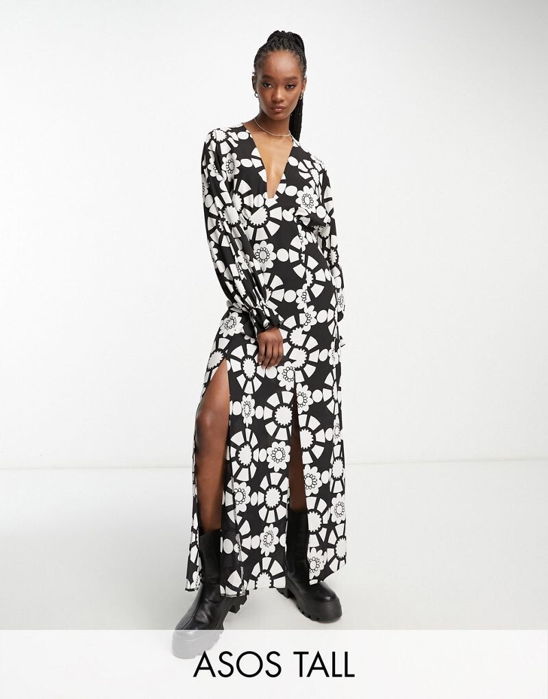 

Платье макси с глубоким вырезом и крыльями летучей мыши ASOS DESIGN Tall с монохромным абстрактным принтом