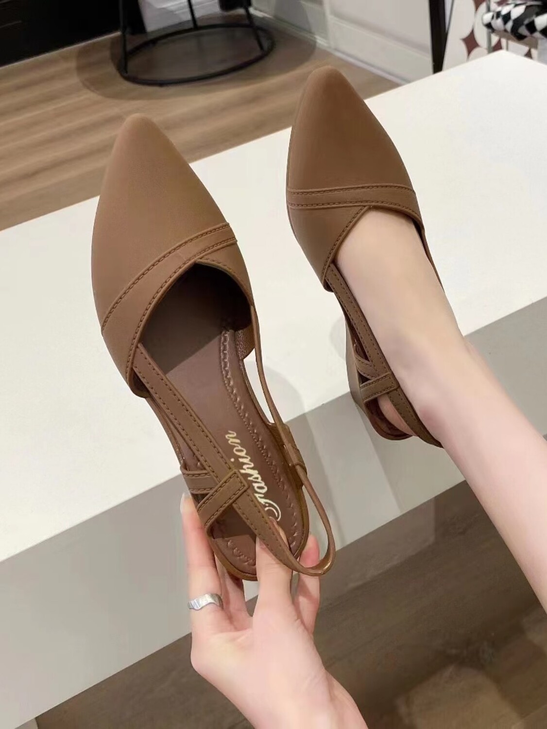 

Женские туфли-лодочки на каблуке, нескользящие, острый нос, пятка назад, танкетка, элегантные, ПВХ, коричневый