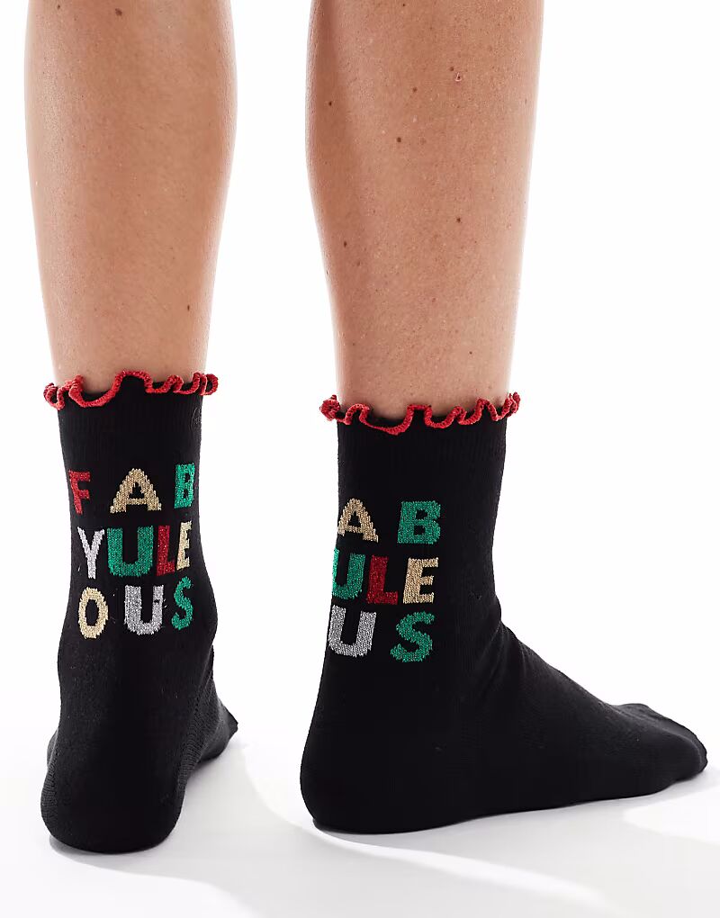 

Носки ASOS DESIGN с рождественским слоганом и оборкой по краю, черного цвета