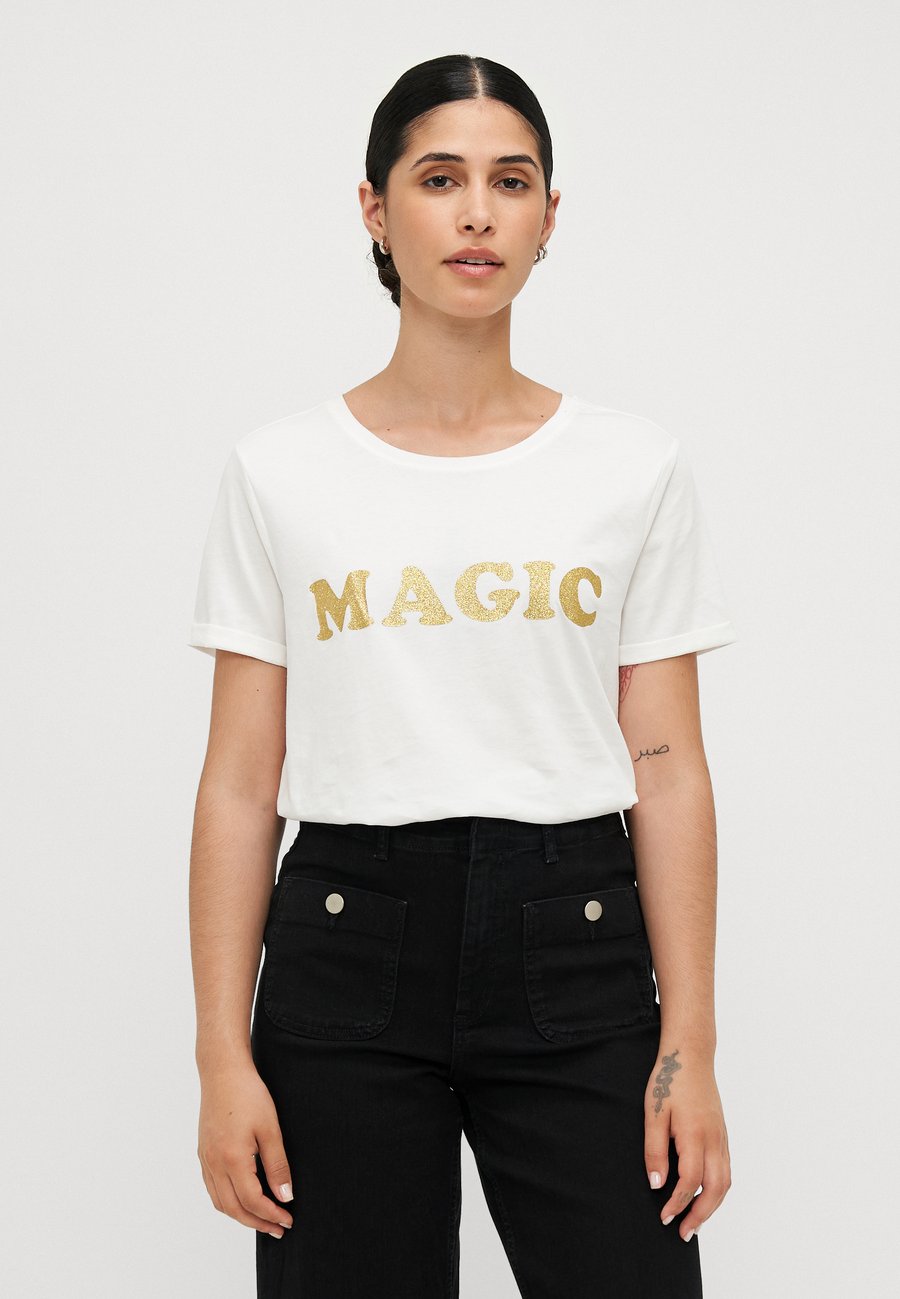 

Футболка ONLY Petite ONLOLIVE AMOUR GLITTER , Cloud Dancer/Gold-Coloured/Off-White, Белый, Футболка ONLY Petite ONLOLIVE AMOUR GLITTER , Cloud Dancer/Gold-Coloured/Off-White