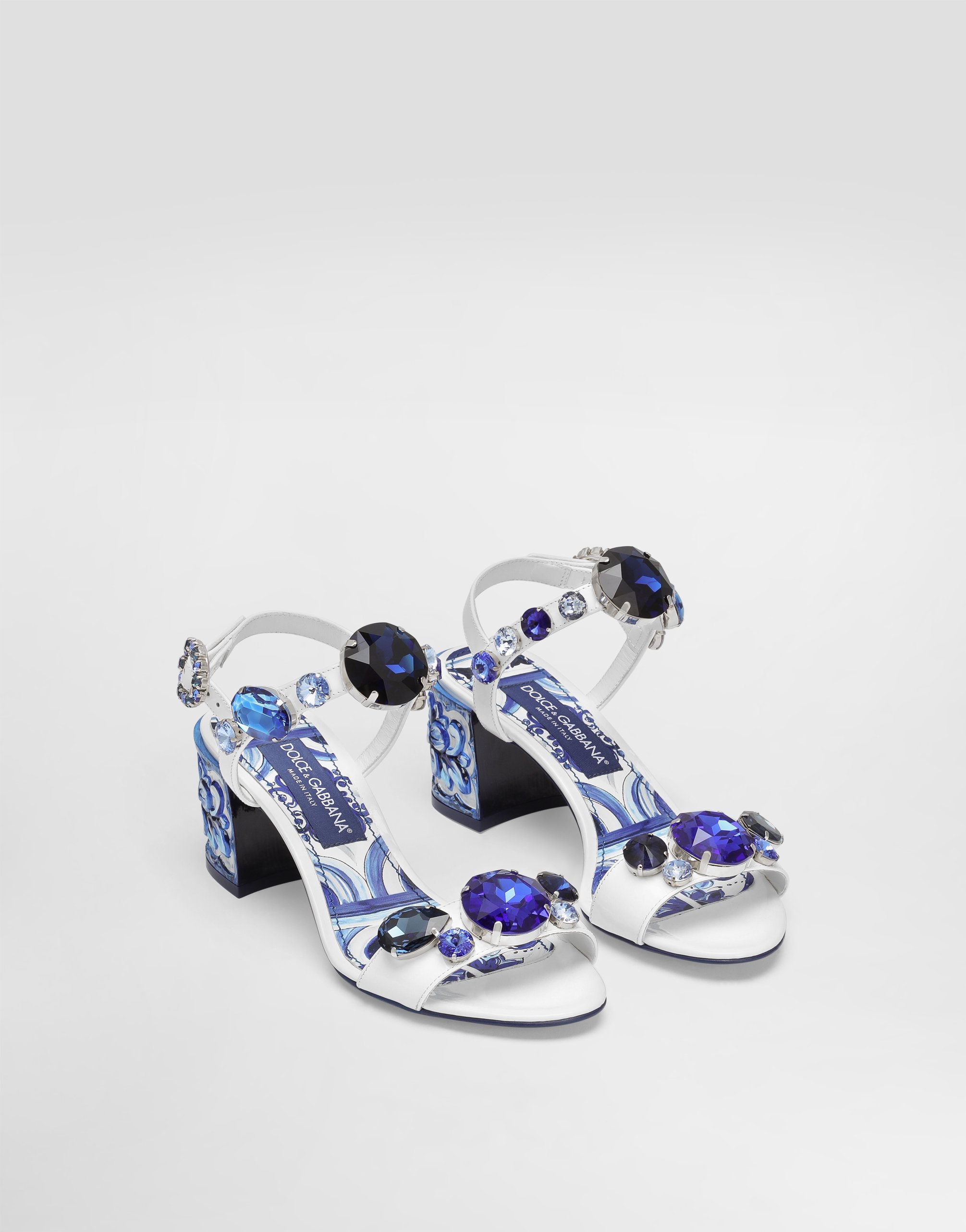 Босоножки из лакированной кожи с вышивкой драгоценными камнями Dolce & Gabbana, мультиколор — фото 2