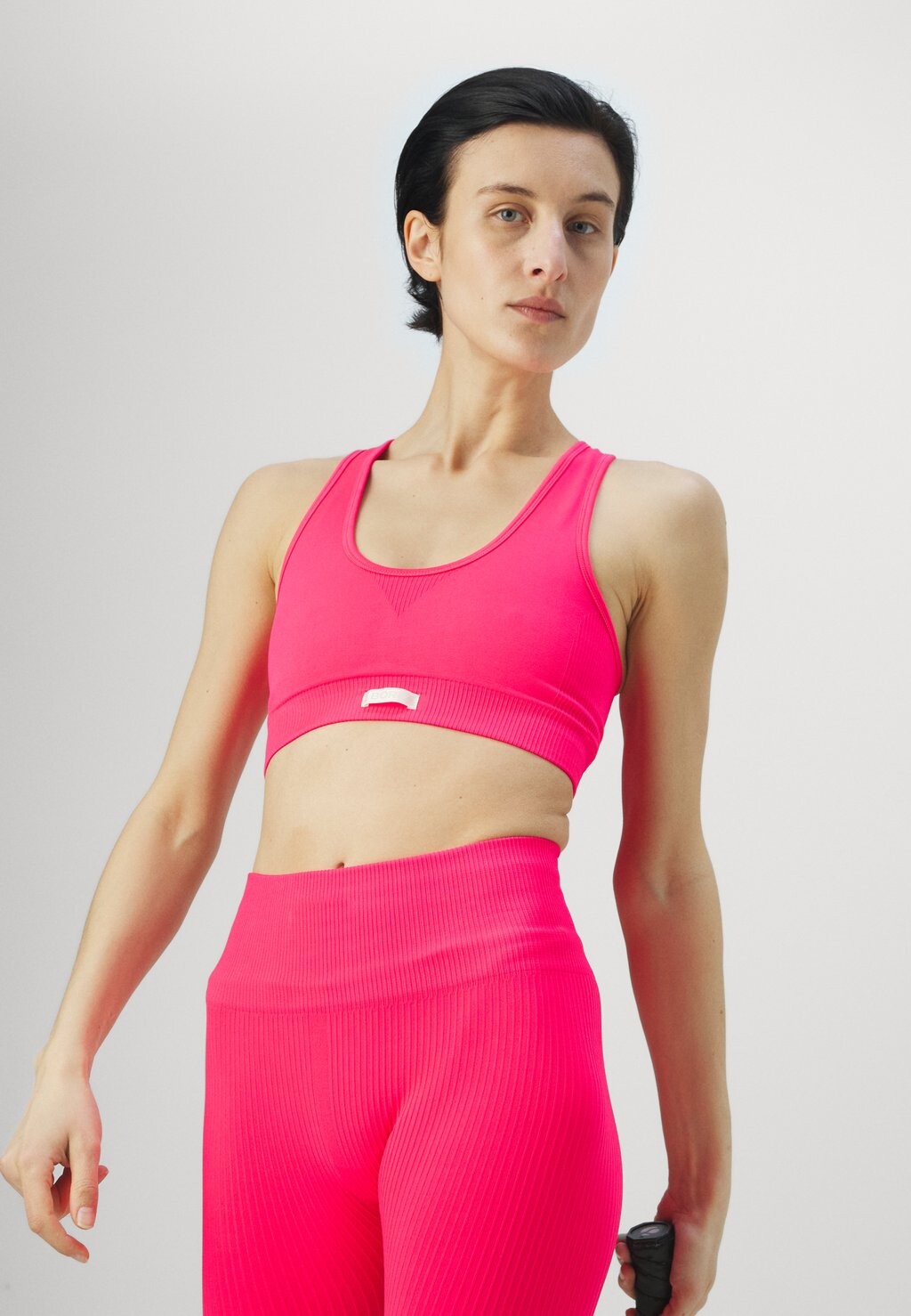 

Спортивные бюстгальтеры с легкой поддержкой STUDIO LOW SEAMLESS BRA Björn Borg, неон фуксия