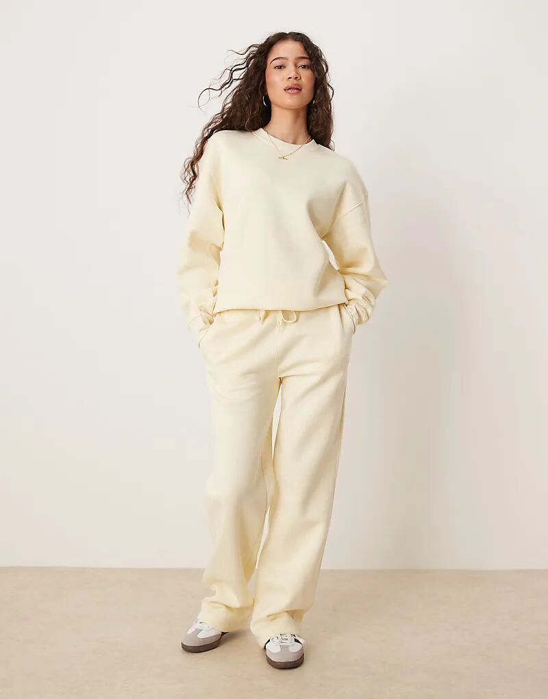 

Спортивные брюки прямого кроя Gina Tricot цвета пахты и молока