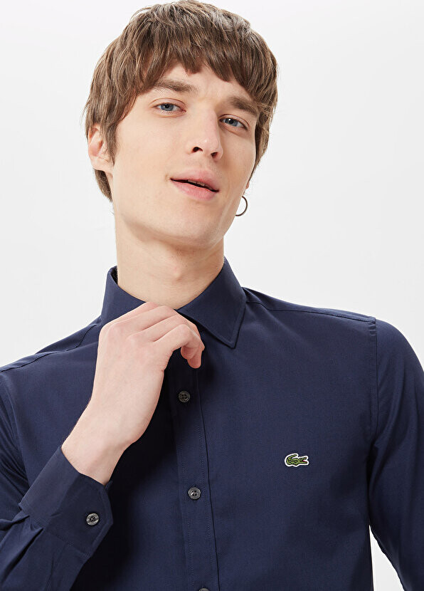 Приталенная темно-синяя мужская рубашка Lacoste — фото 4