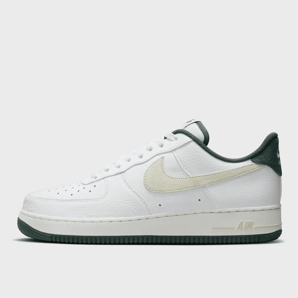 

Кроссовки Nike Air Force 1 '07 LV8, белый