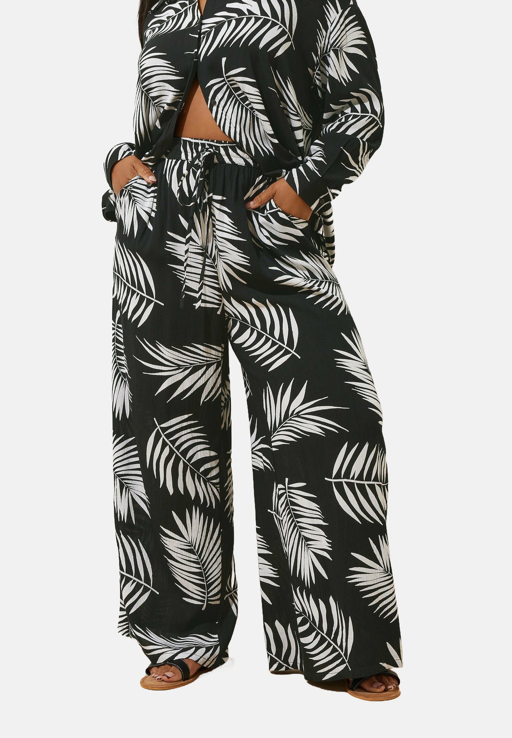 

Брюки WIDE Yours Clothing, черный