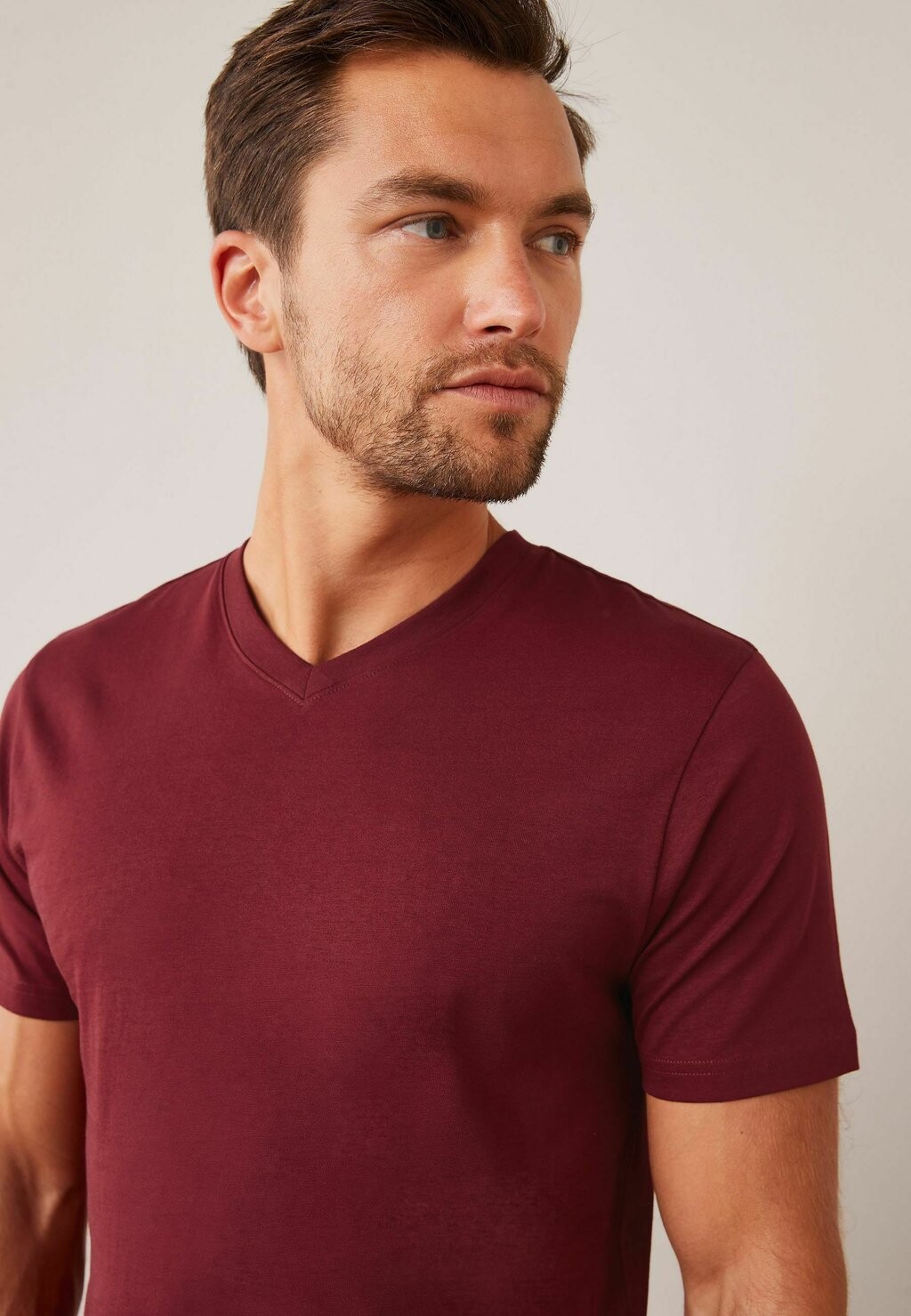 Базовая футболка Essential V-Neck Regular Fit Next, красный — фото 3