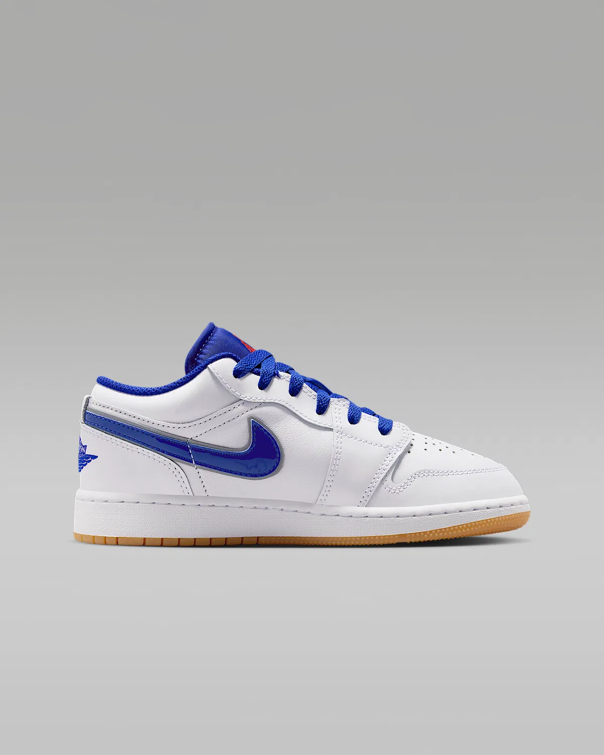 Кроссовки Big Kids' Air Jordan 1 Low SE, White/Old Royal/Gum Yellow/University Red — фото 3