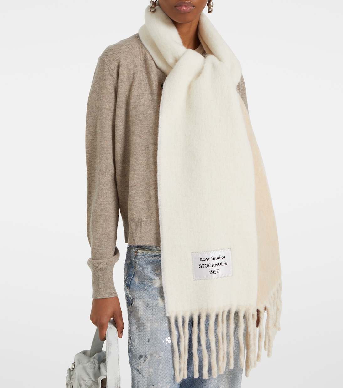 Шарф с бахромой из смеси альпаки и шерсти с логотипом Acne Studios, White/Beige — фото 2