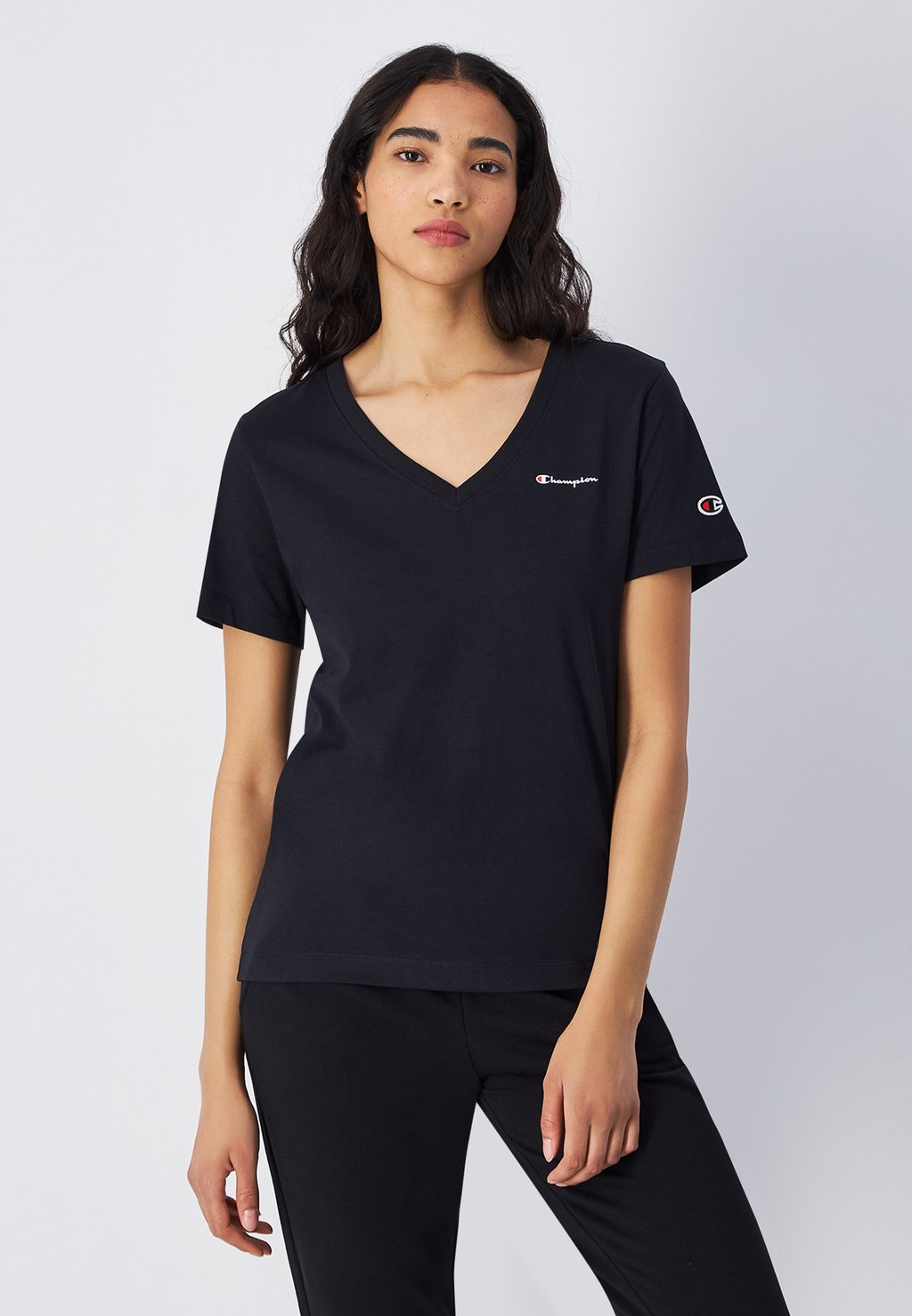 

Базовая футболка ICONS V-NECK SMALL LOGO Champion, черный