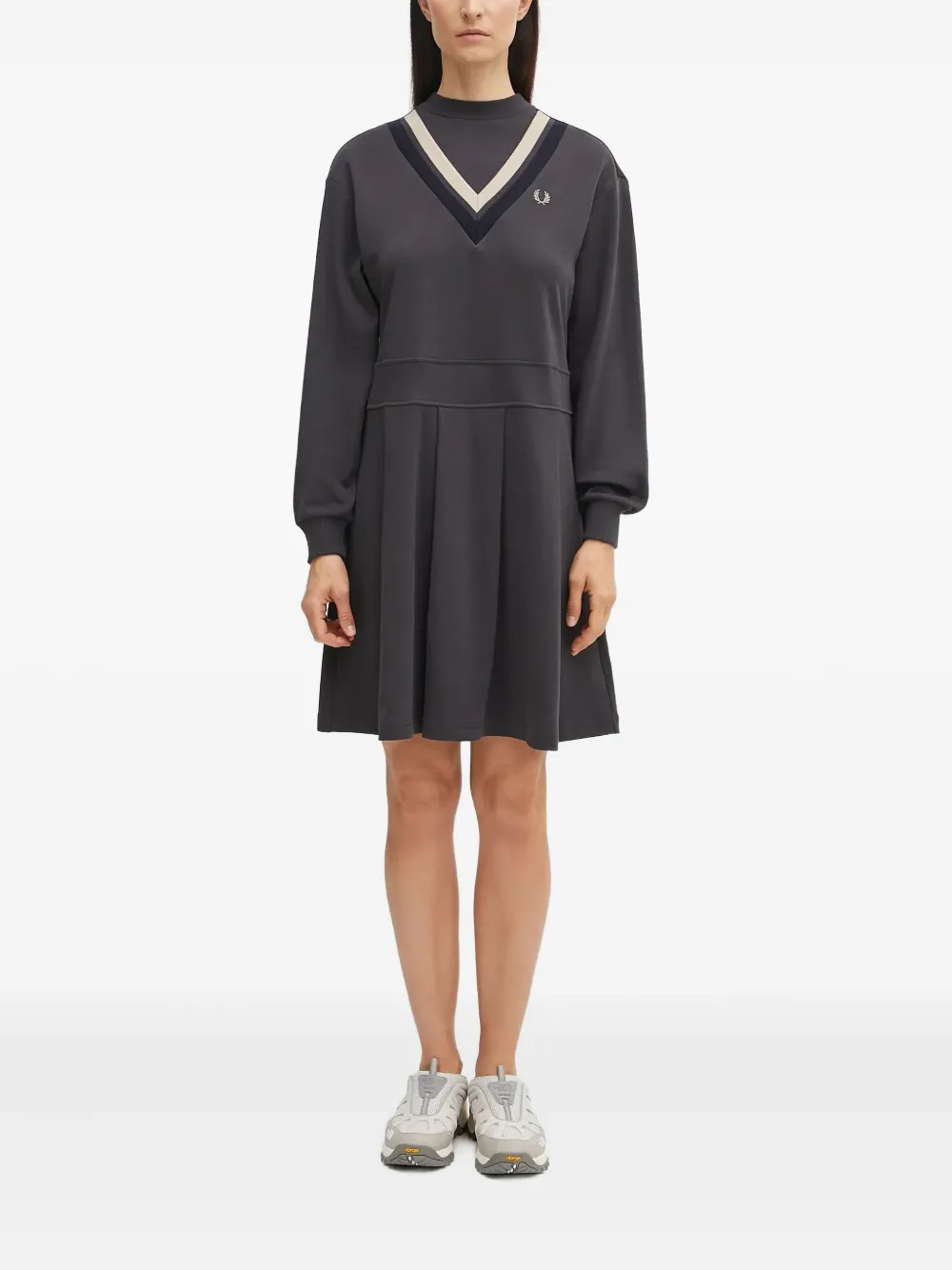 

Мини-платье с вышитым логотипом Fred Perry, серый