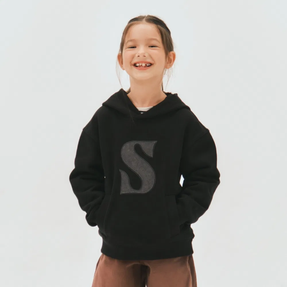 Детская толстовка с капюшоном и аппликацией S-лого, чёрная, от Satur Kids — фото 4