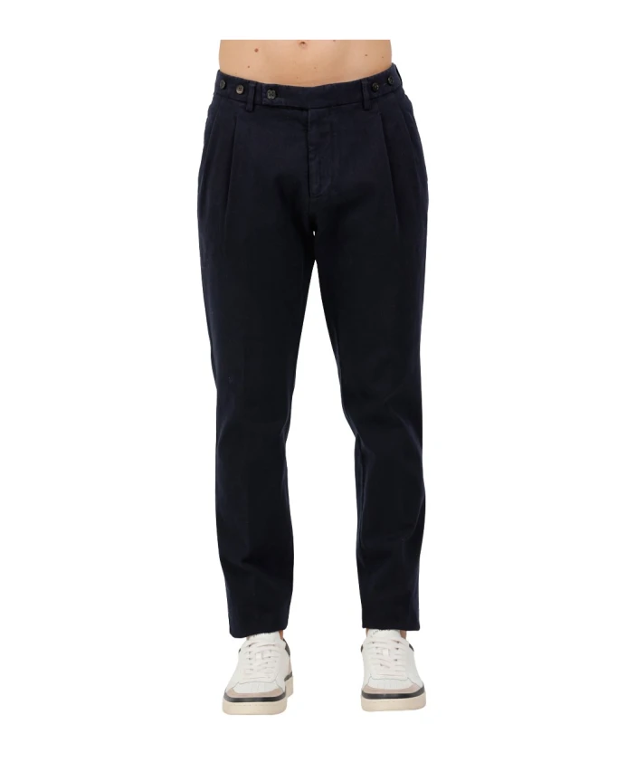 

Брюки со складками и низкой посадкой, пуговицы для подтяжек из окрашенной эластичной ткани. Berwick, синий