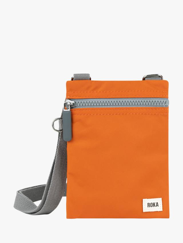 

Сумка-кроссбоди Chelsea из переработанного нейлона с карманом ROKA London, Burnt Orange