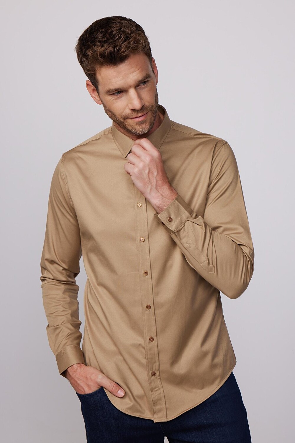 

Обычная мужская кофейная рубашка из лайкры и хлопка, атласа Slim Fit TUDORS