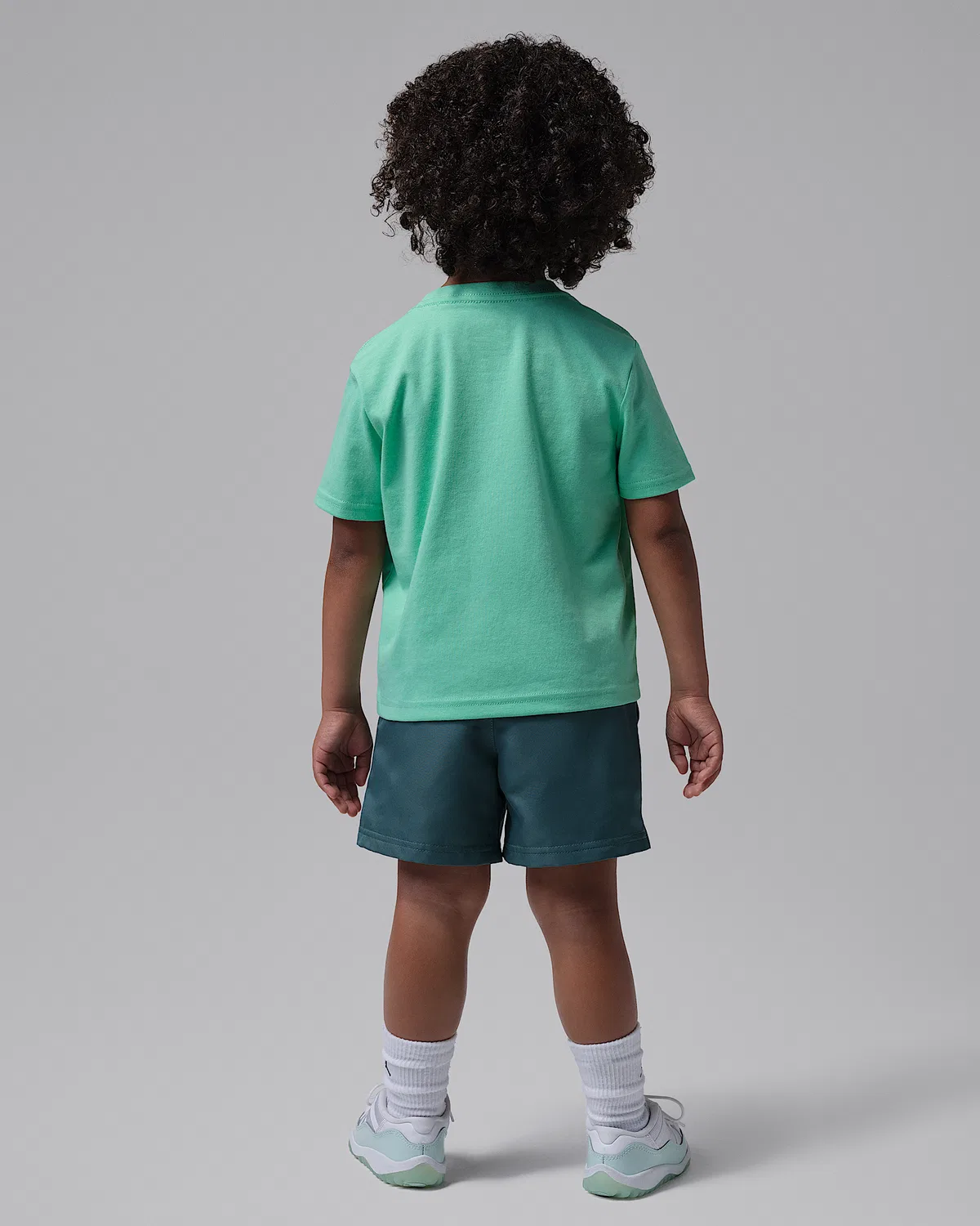 Детский спортивный костюм Toddler Jumpman 2-Piece Woven Play Shorts Set Jordan, Ash Green — фото 2