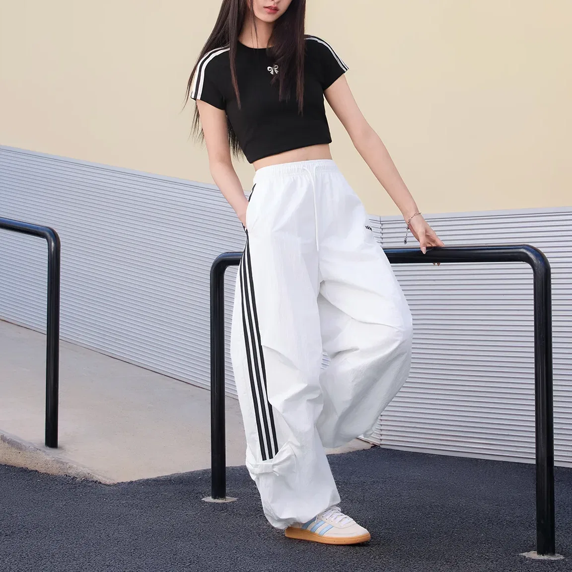Спортивные штаны Parachute Adidas Originals бело-черные — фото 4