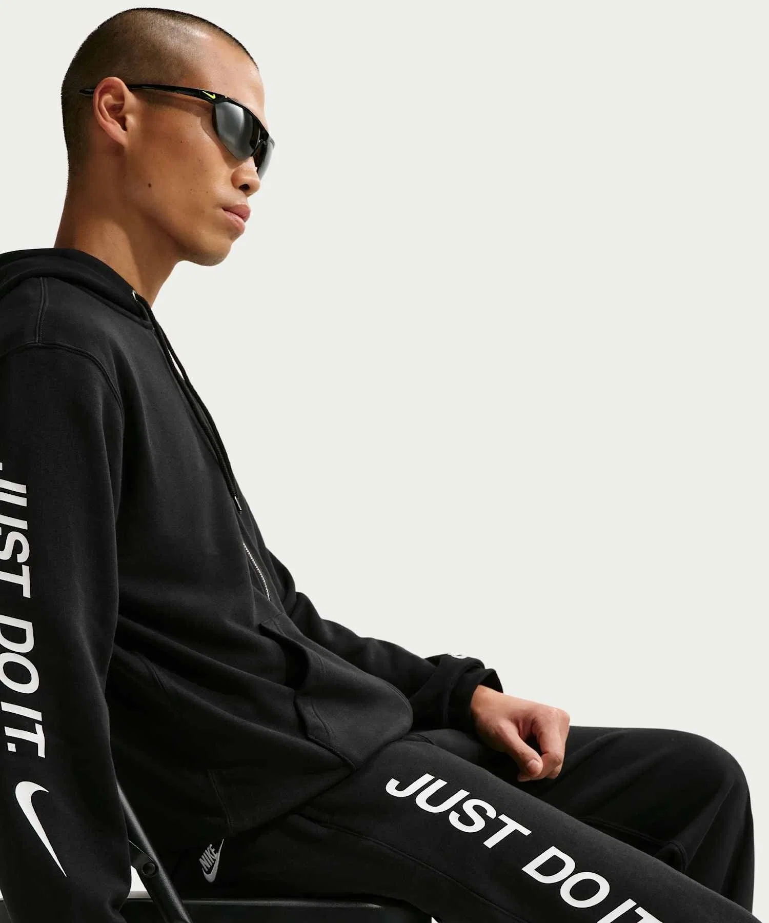 Мужские брюки Nike Sportswear Club из французской махровой ткани с открытым низом IF0761-010, черные. — фото 4