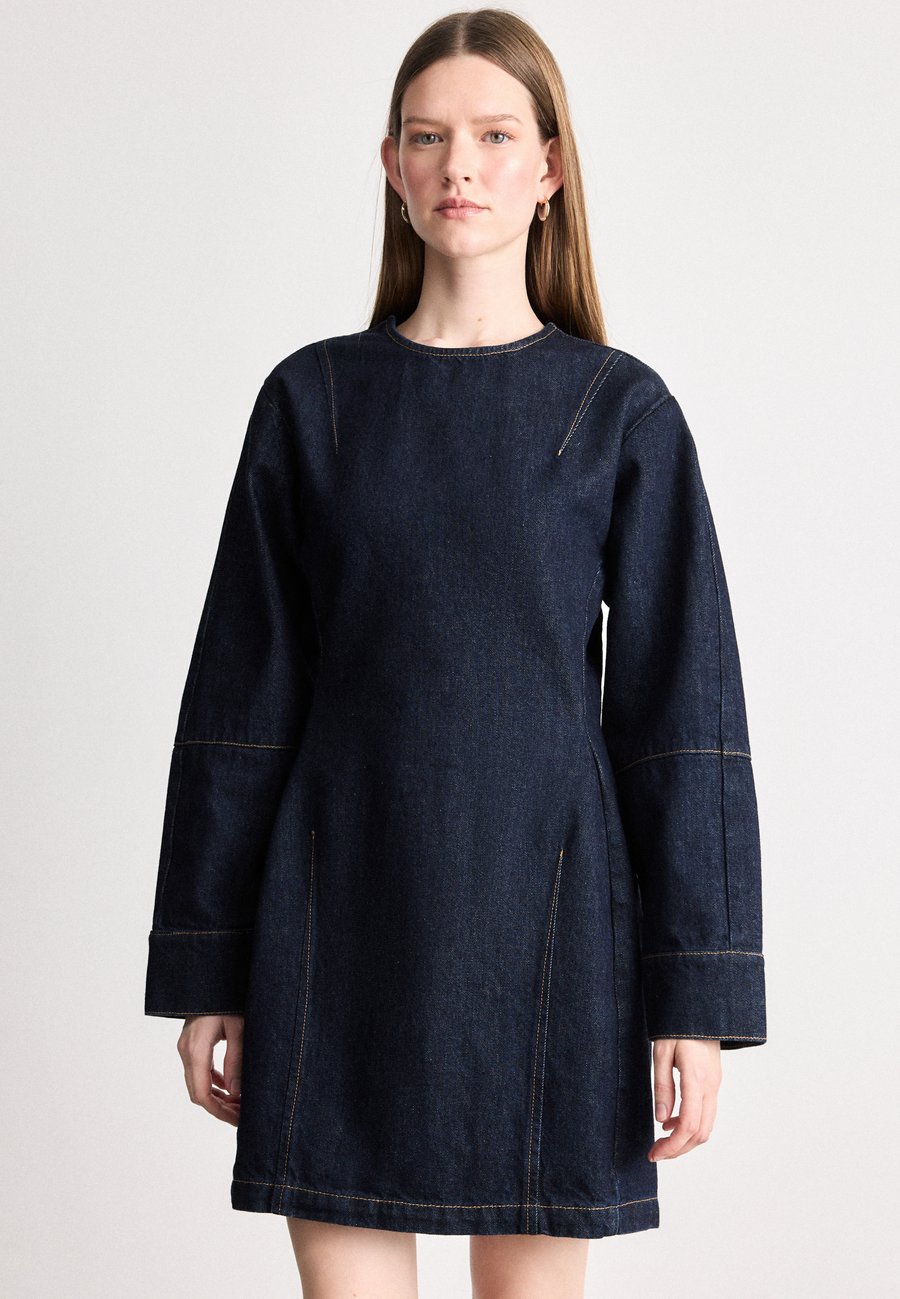 

Платье Calvin Klein Jeans ARTICULATED DRESS , Resin Rinse/Dark-Blue Denim