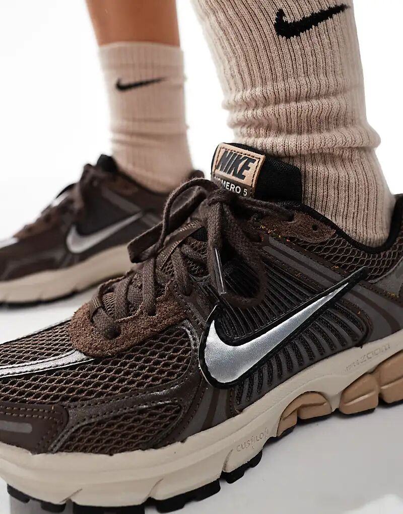 Кроссовки Zoom Vomero 5 коричневого цвета Nike — фото 4