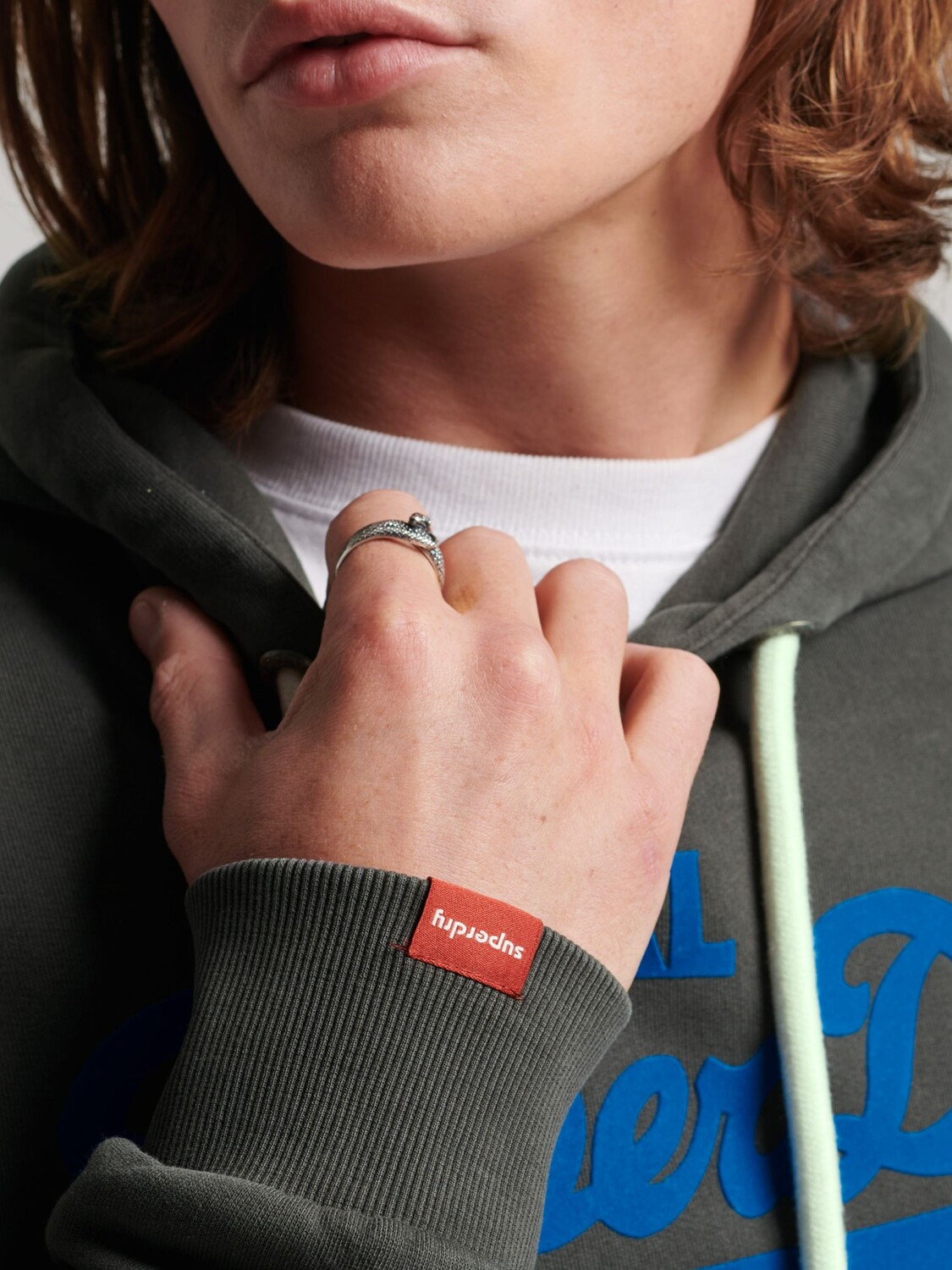 Неоновая толстовка с винтажным логотипом Superdry, карбоновый серый — фото 3