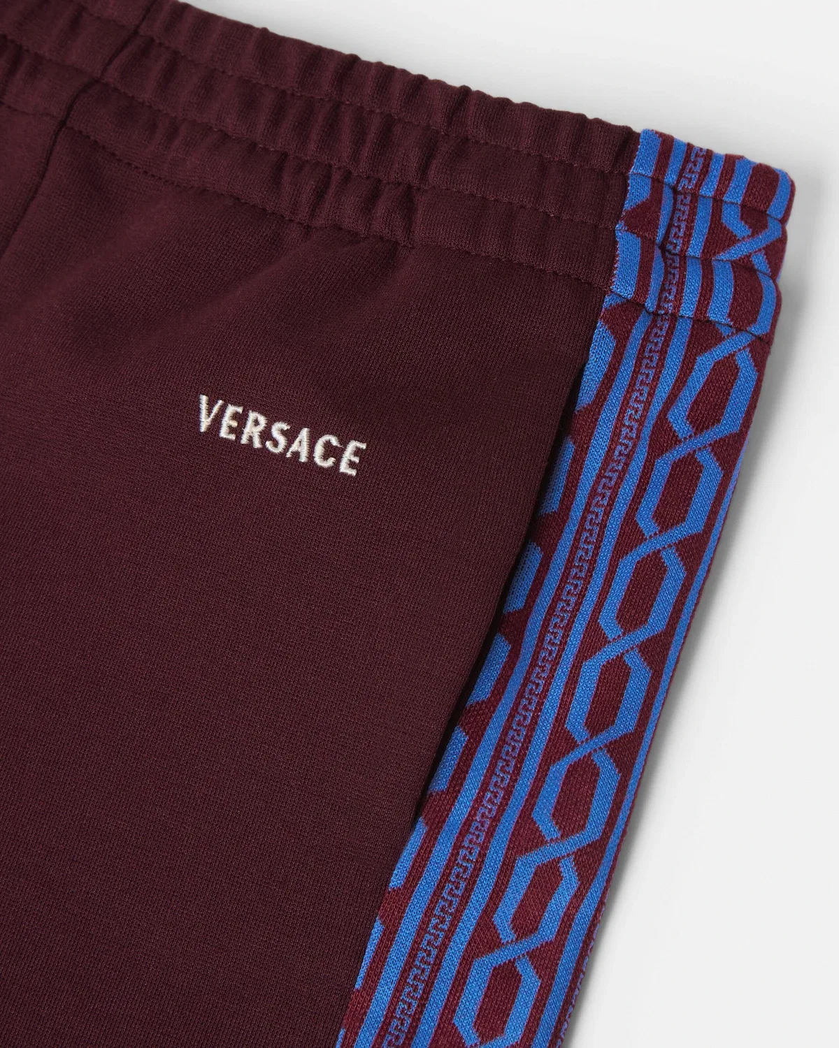 Детские шорты с вышитым логотипом из жаккардового миланского трикотажа Versace, бордовый — фото 4
