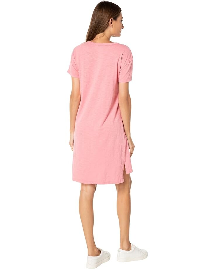 

Платье Mod-o-doc Slub Jersey Short Sleeve Split-Neck Dress, цвет Pink Leaf