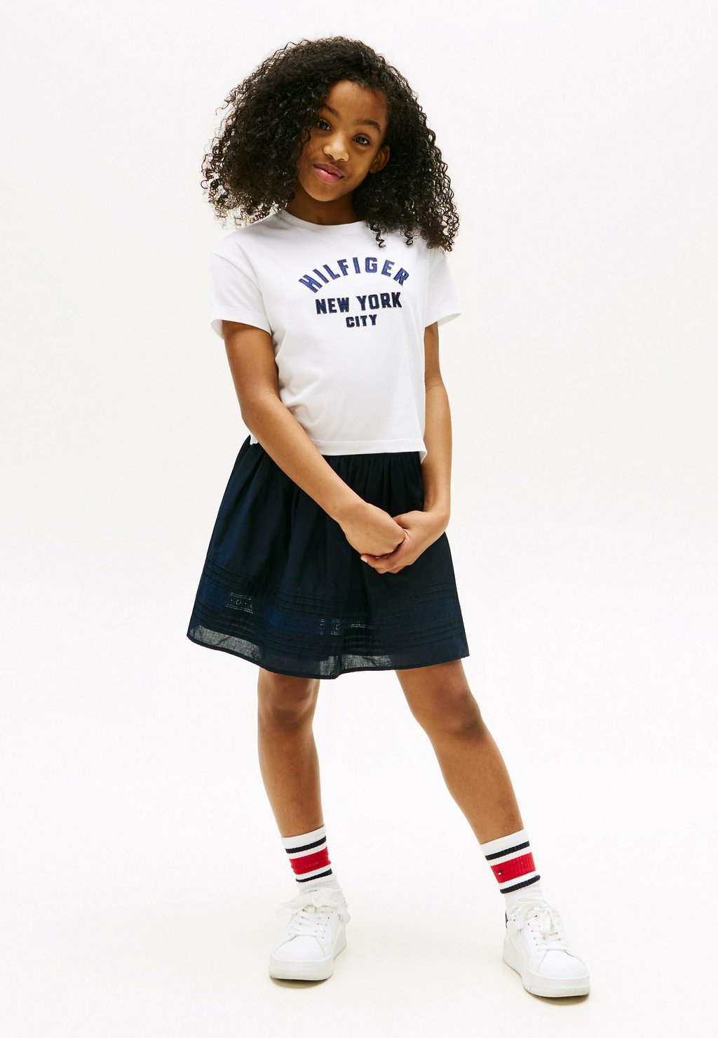 

Футболка с принтом LOGO APPLIQUÉ RELAXED Tommy Hilfiger, белый