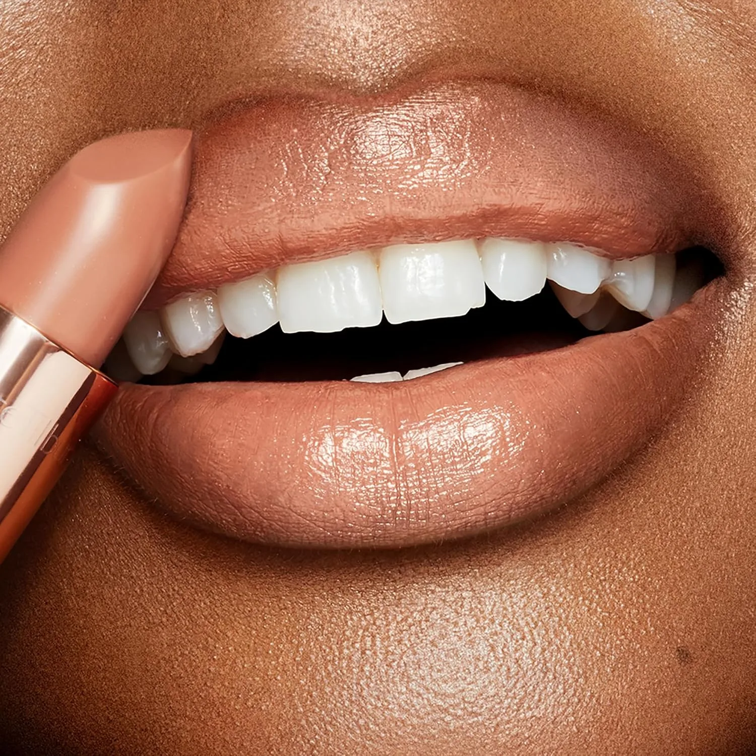 Помада Charlotte Tilbury KISSING - увлажняющая и питательная помада с светоотражающими пигментами для сияющего финиша и визуального увеличения объема губ., Nude Kate - light pink-toned nude — фото 3