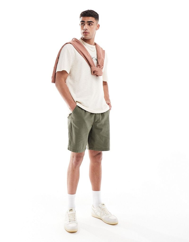 

Плиссированные льняные шорты цвета хаки ASOS DESIGN