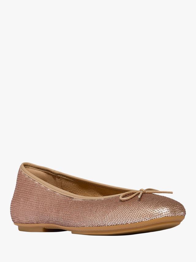 Delicato босоножки-балетки из кожи с бантом и пайетками FitFlop, Classic Beige — фото 2