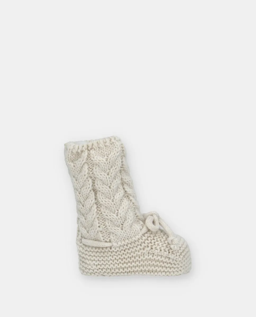 

Вязаные детские пинетки песочного цвета Martín Aranda