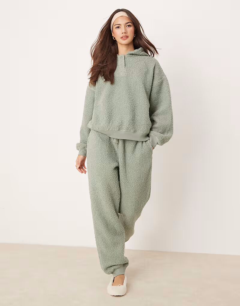 

Комплект из толстовки и брюк-джоггеров ASOS DESIGN Lounge Borg цвета шалфея