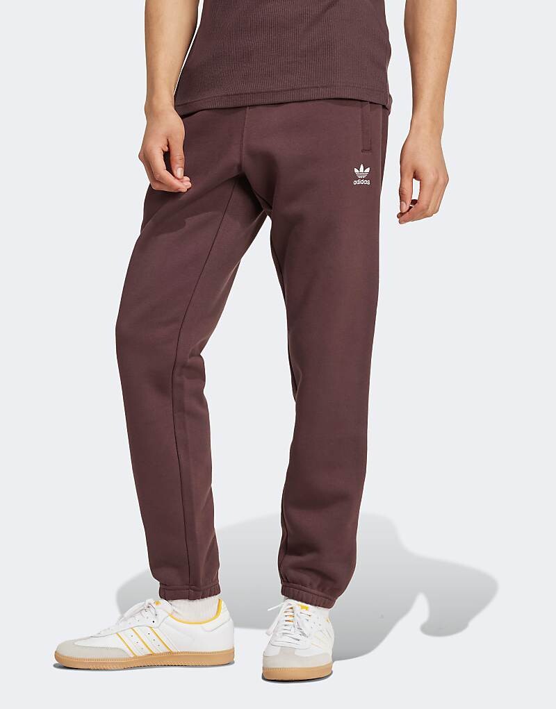 

Коричневые спортивные брюки adidas Originals Essential