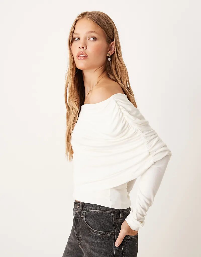 

Лонгслив-накидка Gina Tricot с длинными рукавами и драпированными плечами кремового цвета