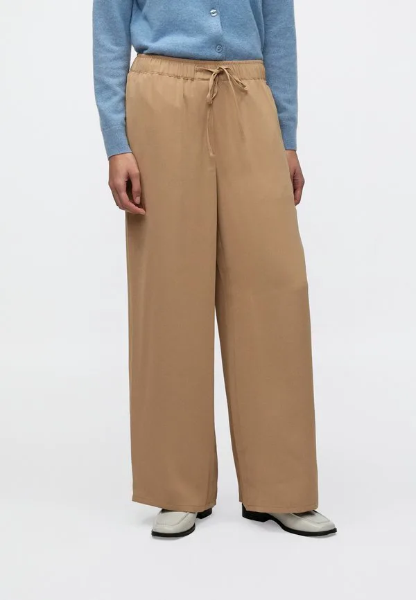 Наденьте брюки Calvin Klein, Tannin