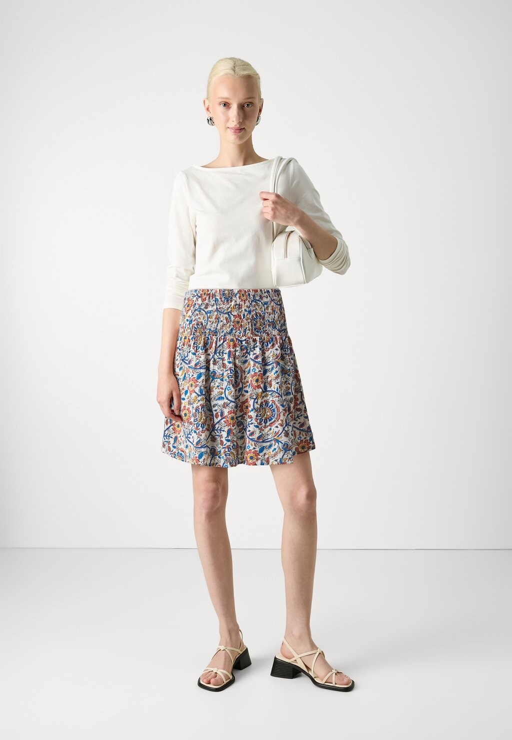 

Юбка-трапеция VMSIS SMOCK SHORT SKIRT Vero Moda, белый