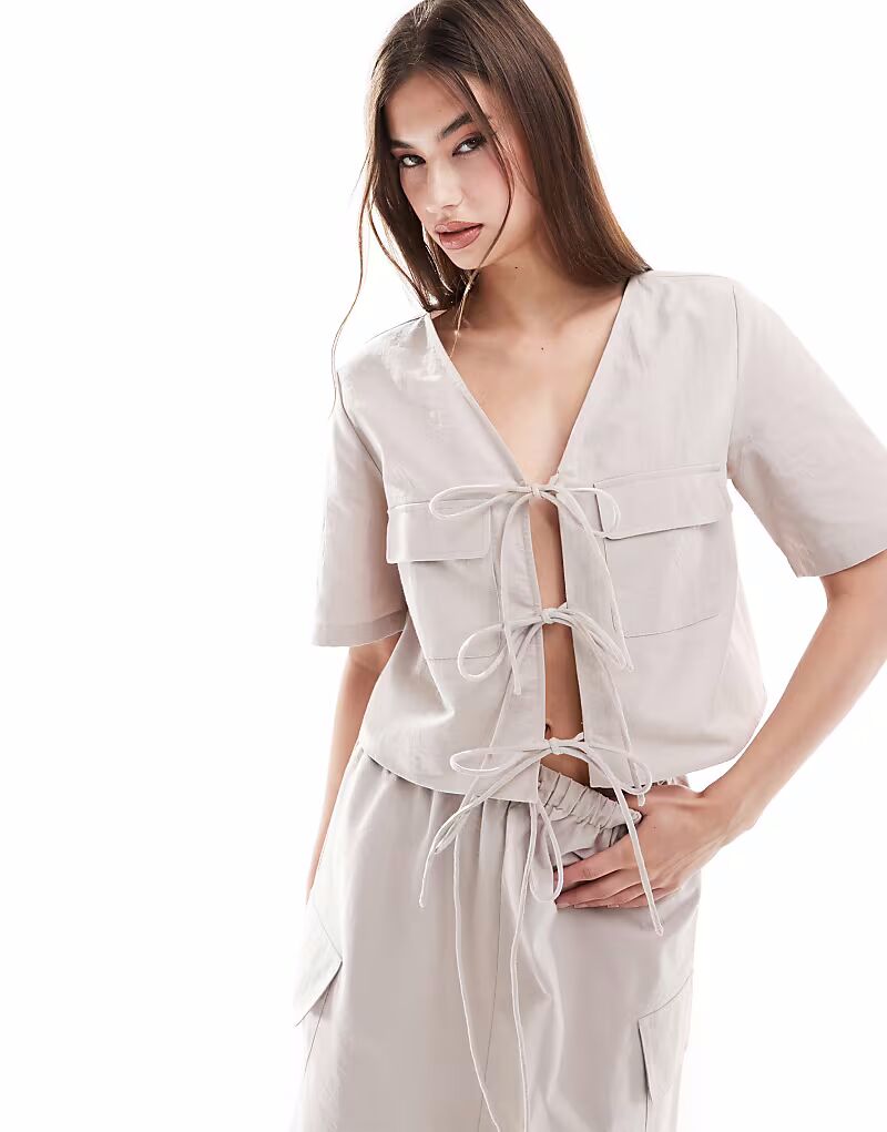 

Укороченная рубашка ASOS DESIGN с завязкой спереди, бежевого цвета