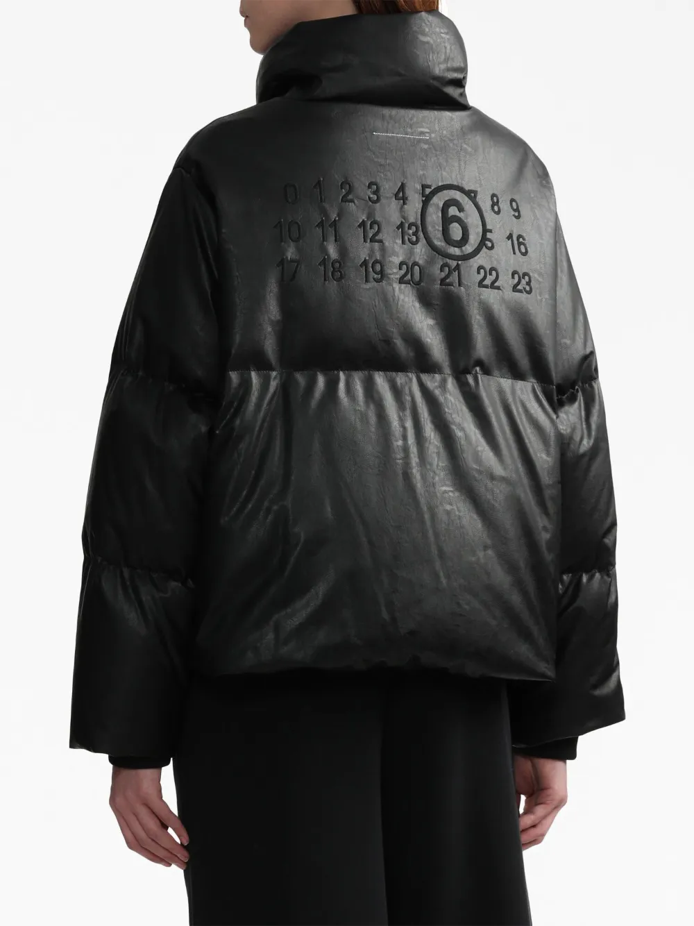 Пуховик с вышивкой MM6 Maison Margiela, черный — фото 4