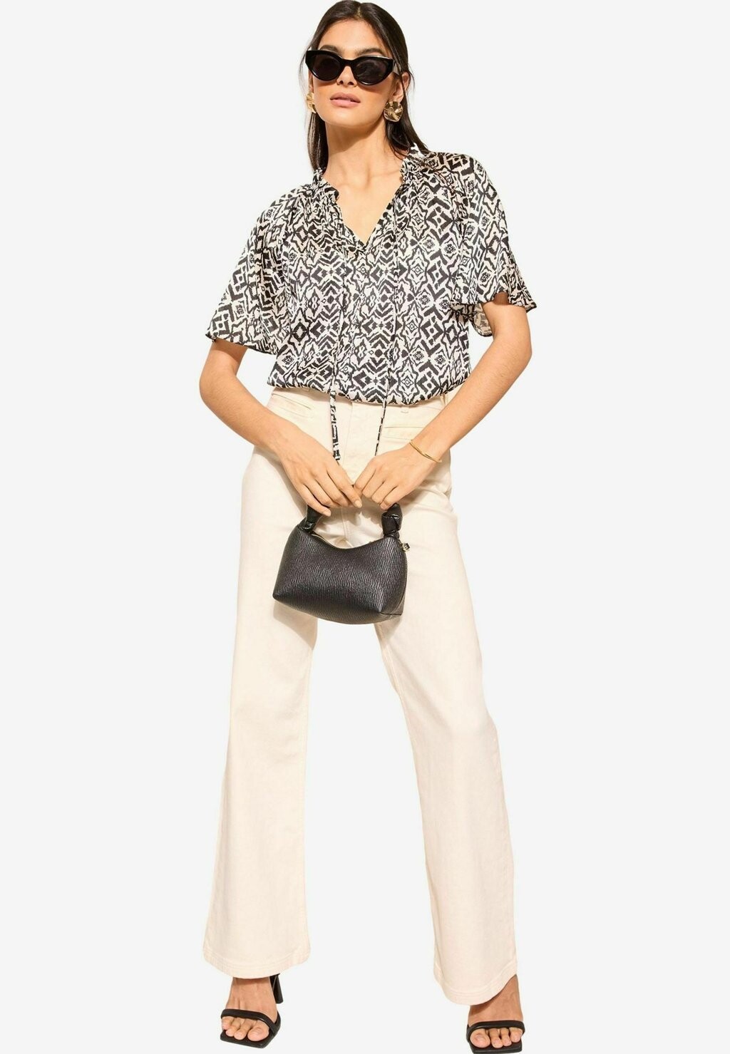 

Блузка Flutter Sleeve Keyhole Friends Like These, черный в горошек