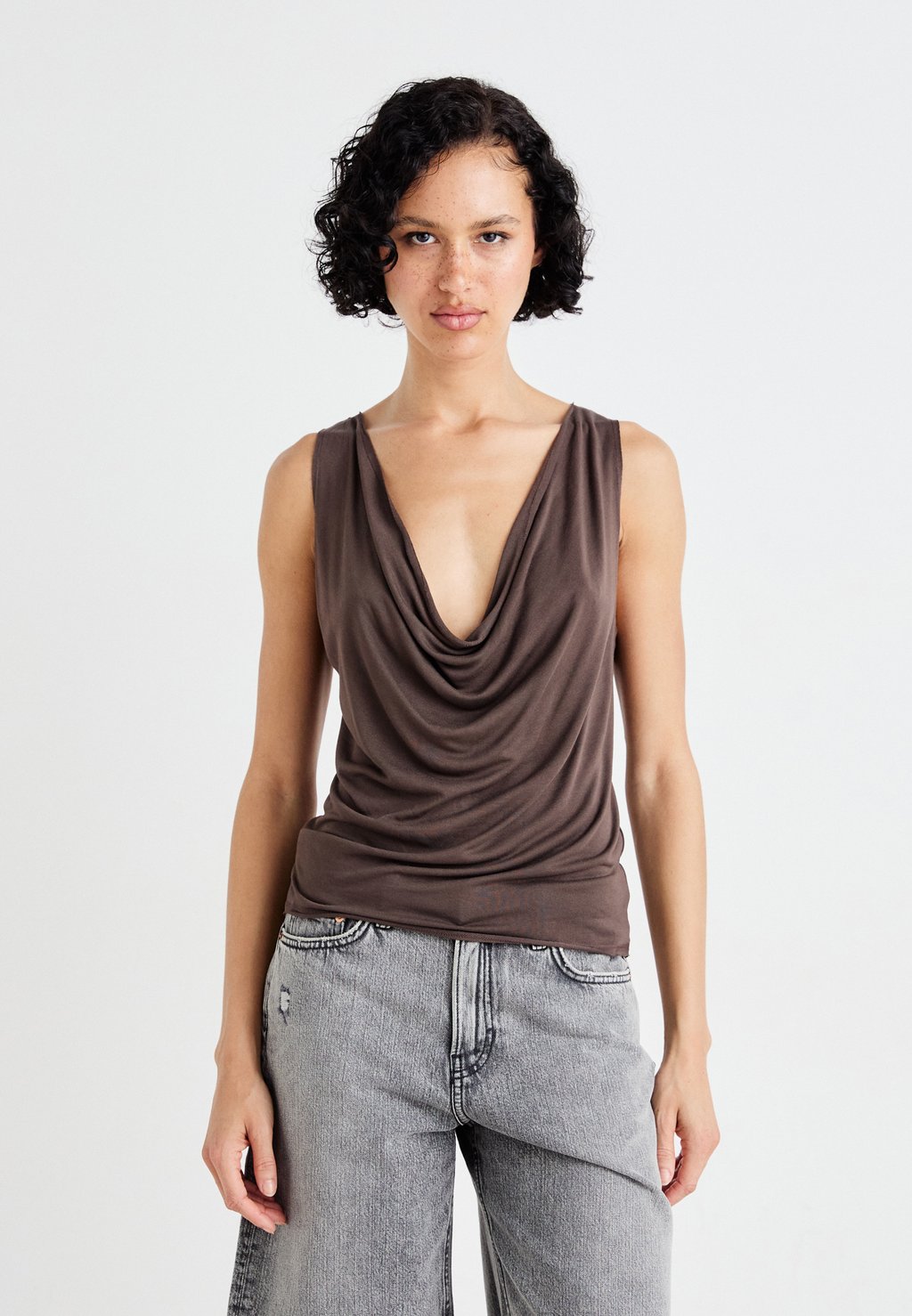 

Топ DRAPED NECK Weekday, коричневый