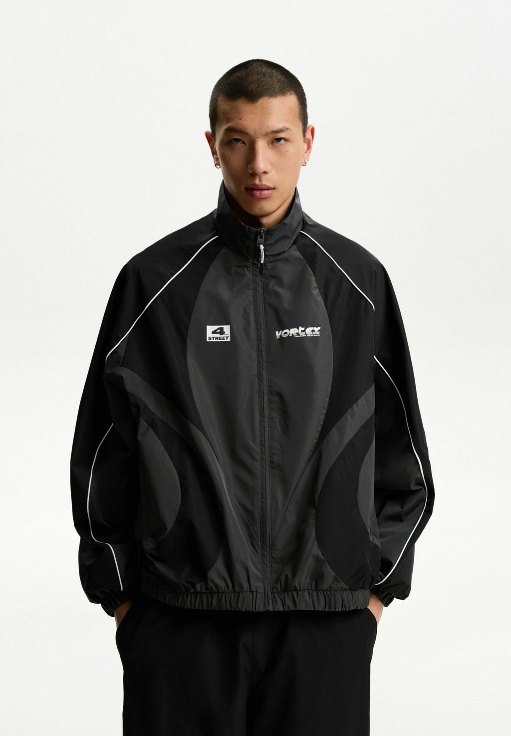 

Тренировочная куртка TECHNICAL WITH SPORTY Bershka, серый