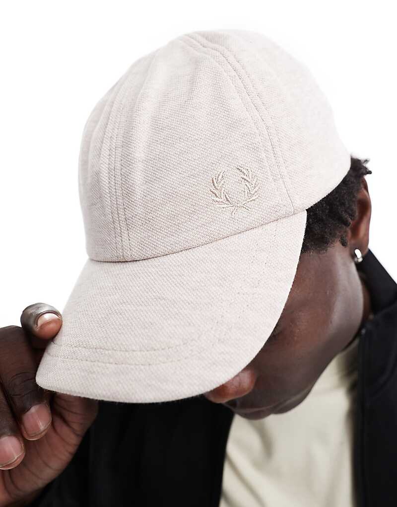 

Белоснежная классическая кепка из пике Fred Perry