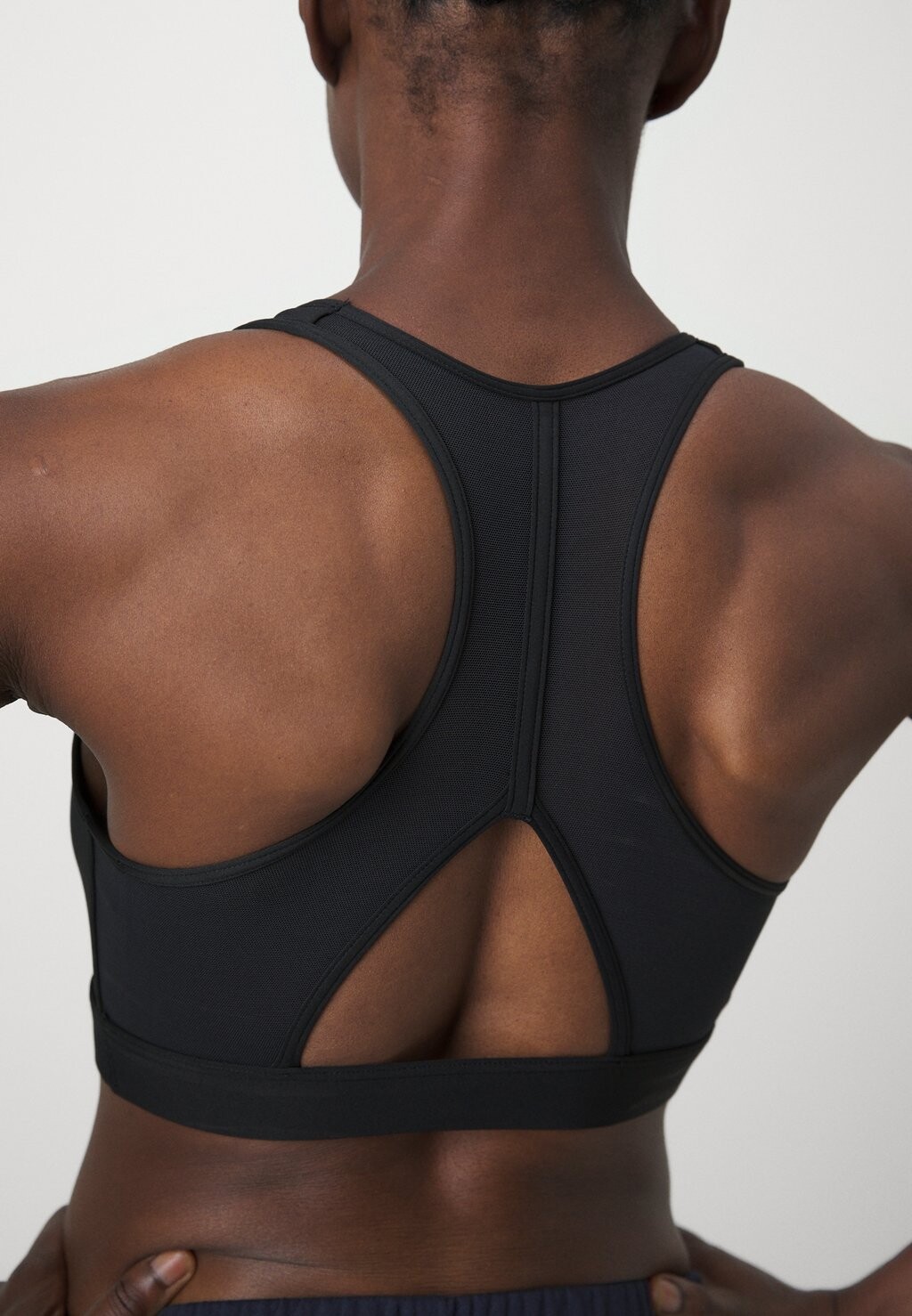 Спортивный бюстгальтер с легкой поддержкой POWERREACT BIG LOGO GRAPHIC BRA adidas, черный — фото 4