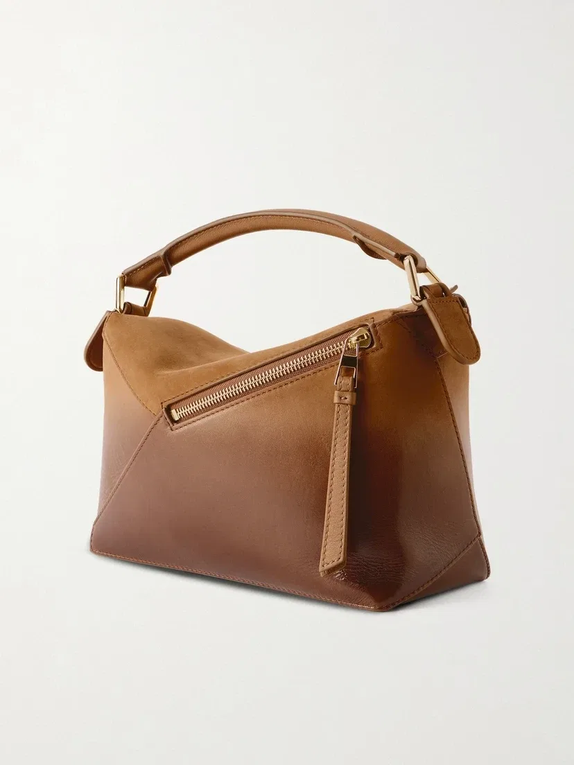 Маленькая сумка на плечо Puzzle Edge из лакированного нубука LOEWE, коричневый — фото 4