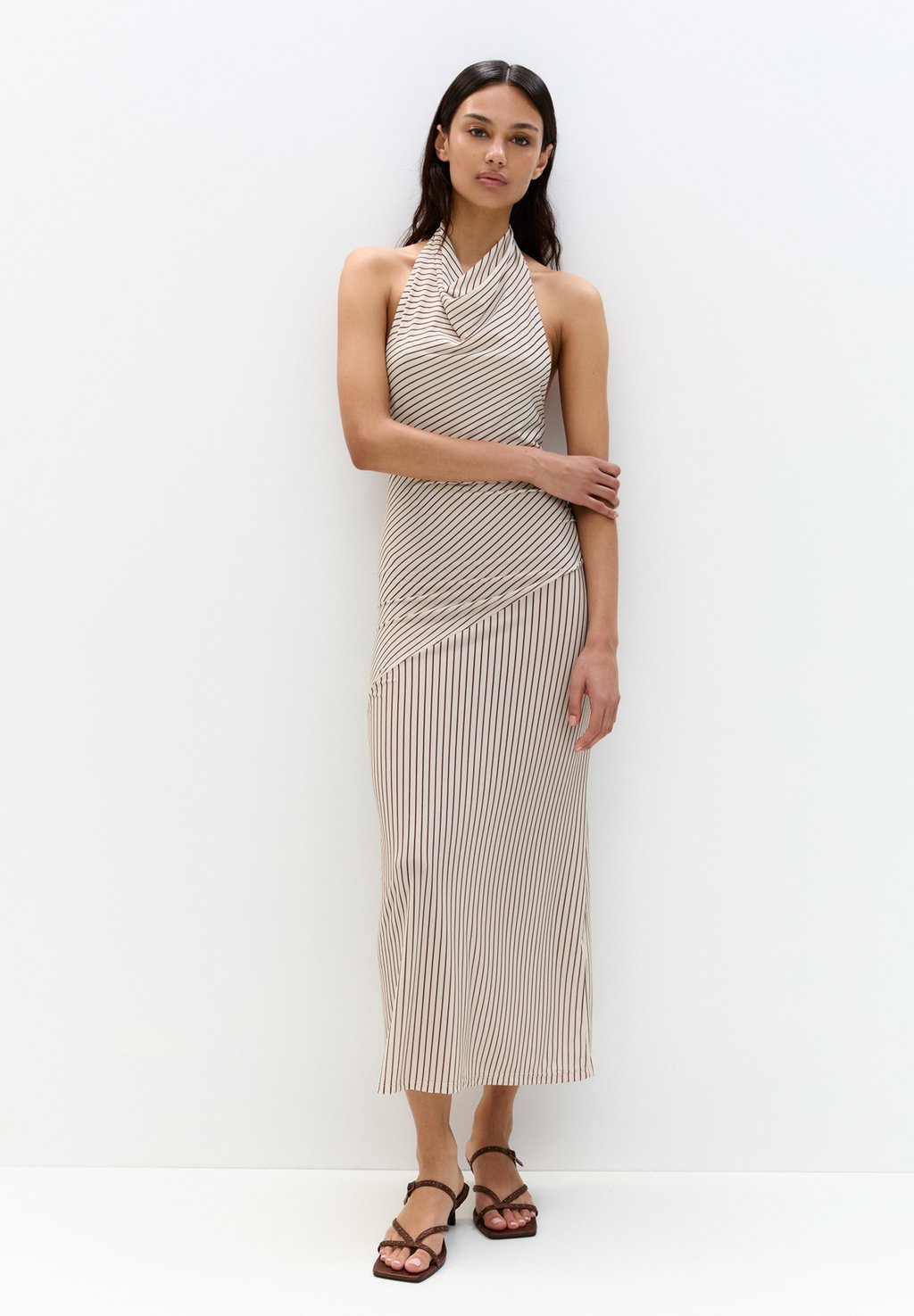 

Повседневное платье STRIPED HALTER MIDI PULL&BEAR, коричневый
