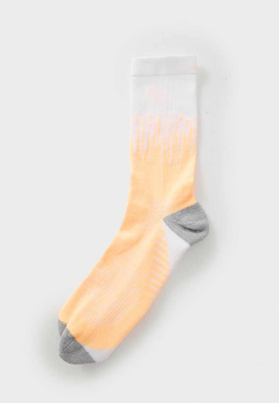 

Носки ASICS PERFORMANCE RUN CREW SOCK UNISEX, Brilliant White/Orange Glow/White