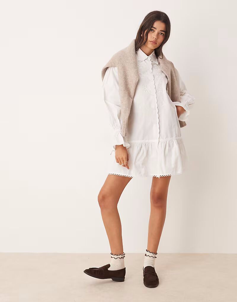 

Платье-рубашка из поплина с вышивкой белого цвета Miss Selfridge