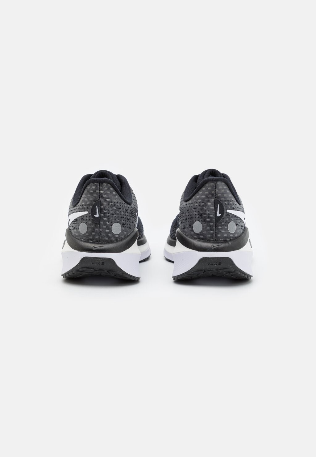 

Нейтральные кроссовки Vomero 17 Nike, черный
